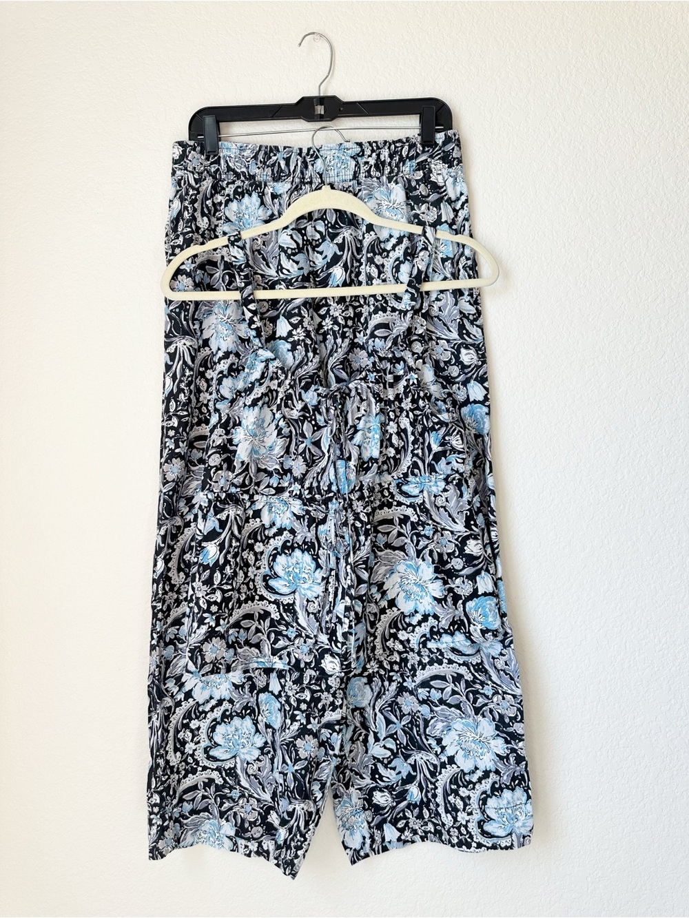 Tahari Linen Black and Light Blue Floral Pant and Tie Front Tank